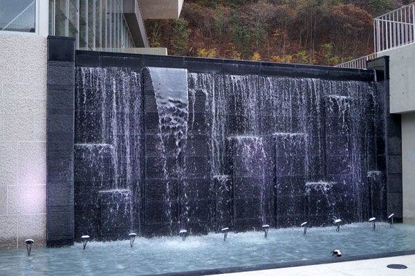 고령군이 지난 9월 개관한 대가야문화누리는 버려지는 물을 재활용해 예산을 절감하고 있다. 사진은 빗물을 재활용한 인공 폭포. 전병용 기자 yong126@msnet.co.kr