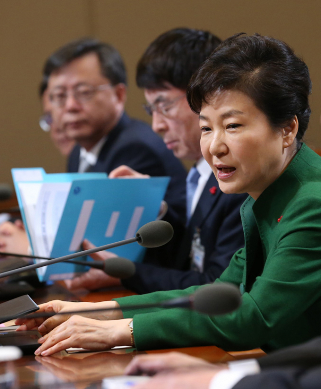 박근혜 대통령이 14일 오전 청와대에서 열린 수석비서관회의를 주재하면서 경제