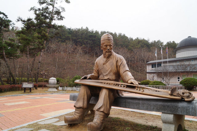 가야금을 주제로 한 전국 유일 우륵박물관 앞에 세워진 우륵 동상.
