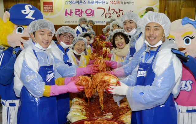 삼성 라이온즈 류중일(왼쪽에서 두 번째) 감독을 비롯한 선수단이 5일 대한적십자사 대구지사에서 자원봉사자들과 함께 사랑의 김장 나눔 봉사활동을 펼치고 있다. 성일권 기자 sungig@msnet.co.kr