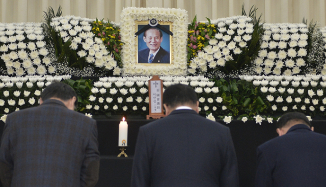 15일 오후 고 이만섭 전 국회의장의 모교인 대구 대륜고등학교에 마련된 분향소에서 조문객들이 고인의 명복을 빌고 있다. 우태욱 기자 woo@msnet.co.kr