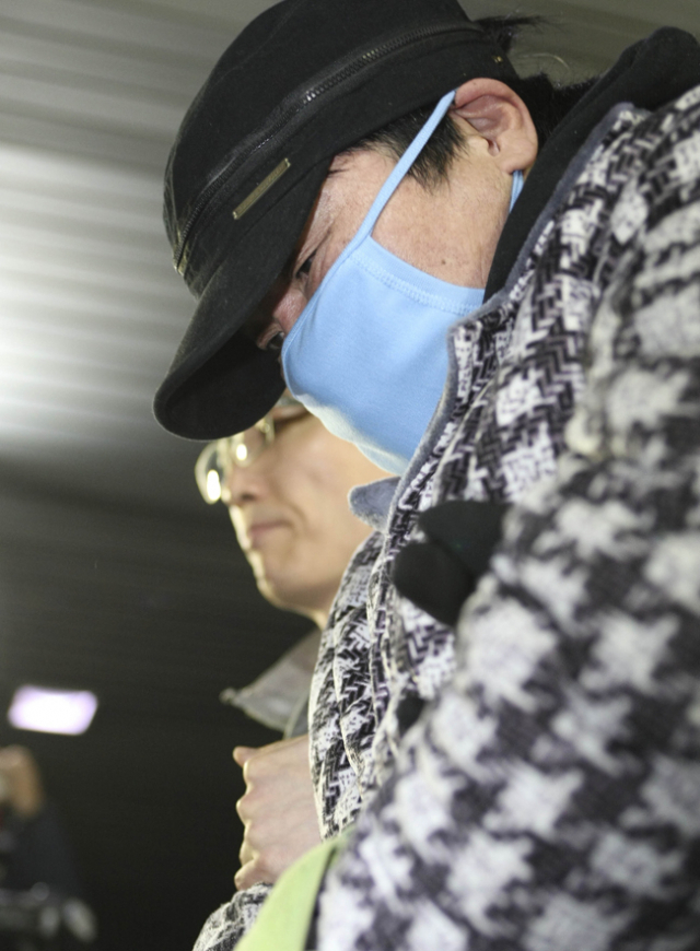 4조원대 다단계 사기범 조희팔의 최측근 강태용이 국내로 송환돼 16일 오후 검찰조사를 받기 위해 대구지검으로 들어가고 있다. 우태욱 기자 woo@msnet.co.kr