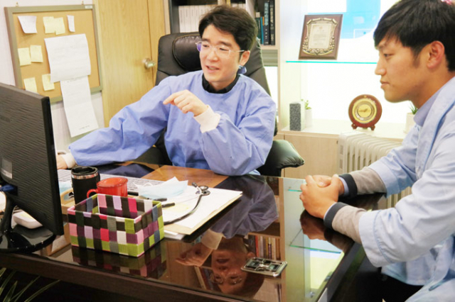 환자를 진료하고 있는 더편한 내과 윤석진 원장. 더편한 내과 제공