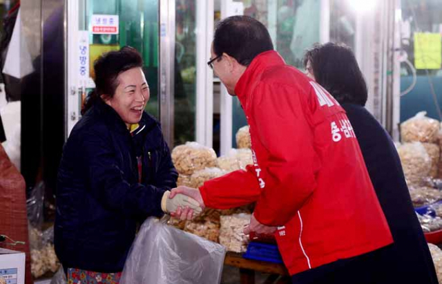 20대 국회의원 선거 예비후보 등록을 마친 대구지역 각 후보자가 본격 선거운동에 나서고 있다. 예비후보 등록 이틀째인 16일 오후 남구 봉덕신시장에서 한 예비후보가 상인과 손을 잡으며 지지를 부탁하고 있다. 김영진 기자 kyjmaeil@msnet.co.kr