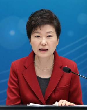 박근혜 대통령이 16일 청와대에서 열린 경제관계장관회의에서 