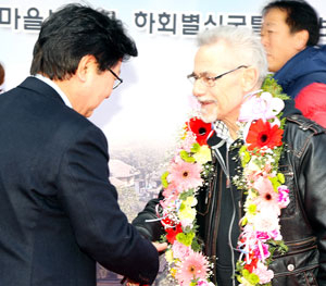 권영세 시장이 직접 나서 주인공인 독일인 스테판(64) 씨 부부에게 꽃다발을 걸어줬다. 안동시 제공