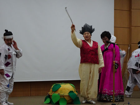보람할매 연극단이 지난 11일 제주대 국제교류회관에서 열린 전국성인문해강사 직무교육 초청공연에서 대표작 