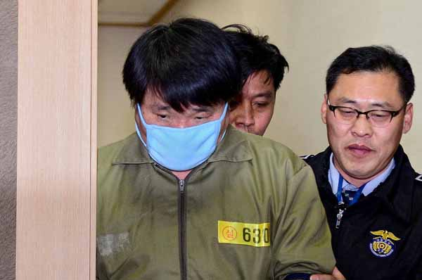 조희팔 사기 사건의 핵심 주범으로 구속된 강태용이 지난 18일 대구지방법원에서 영장실질심사를 받기 위해 법정으로 이동하는 모습. 김영진 기자 kyjimaeil@msnet.co.kr
