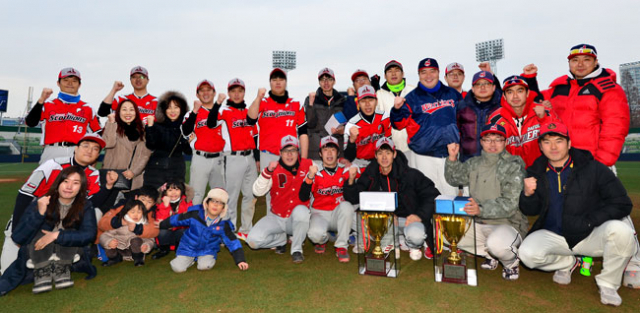 20일 대구시민야구장에서 끝난 2015 대구시장기 BESKO득인 생활체육야구대회에서 우승한 워리어스(1부)와 레드스콜피온(2부) 선수단이 시상식 후 기념 촬영을 하고 있다. 정운철 기자 woon@msnet.co.kr