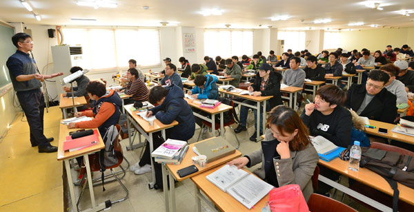 20일 오후 대구현대고시학원 강의실에서 40~50대 희망퇴직자와 주부 등 중·장년층 수강생들이 자동차 구조원리 강의를 들으며 내년에 실시되는 