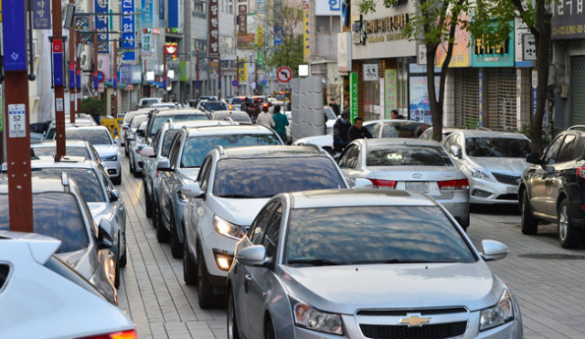 20일 오후 현대백화점 대구점으로 차량이 몰리자 약전골목 등 현대백화점 이면도로는 북새통을 이뤘다. 몰려든 차량과 불법주차 차량이 뒤엉켜 걸으면 5분 거리를 차를 타고 30분이 넘게 걸리는 현상이 하루 종일 이어졌다. 정운철 기자 woon@msnet.co.kr
