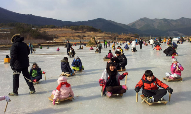 지난해 스마일빌리지 상옥 얼음 썰매장에서 어린이들이 신나게 썰매를 타고 있다. 포항시 제공