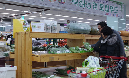 칠곡군 북삼농협 로컬푸드 직매장. 소비자들이 칠곡군 대표 로컬푸드를 살펴보고 있다. 북삼농협 제공