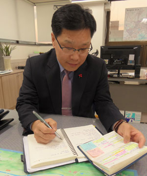 예전에는 손으로 가계부를 써 왔지만 요즘은 가계부를 스마트폰 애플리케이션으로도 작성할 수 있다. 박노익 선임기자 noik@msnet.co.kr