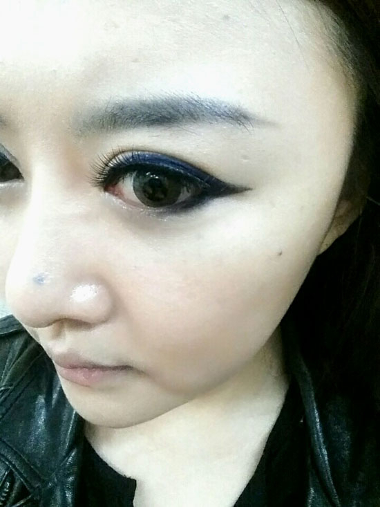 올 연말 크리스마스 메이크업의 유행은 그린이나 블루 등 대담한 컬러를 포인트로 매치한 메이크업을 해보자. 수203 뷰티서비스 제공