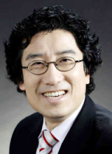 1957년생. 중졸 검정고시. 서울공고·경희대 법대·미국 사우스웨스턴 로스쿨 졸업. 미 연방 변호사. 현 KBS1 라디오 공감토론 진행자