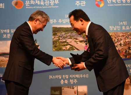 경주 보문단지가 한국관광의 별에 선정돼 김대유(오른쪽) 경북관광공사 사장이 22일 상을 받았다. 경북관광공사 제공