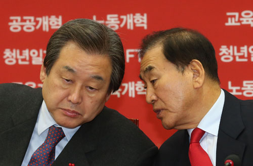 새누리당 김무성(왼쪽) 대표와 이재오 의원이 23일 오전 국회 대표최고위원실에서 열린 최고중진연석회의에서 이야기를 나누고 있다. 연합뉴스