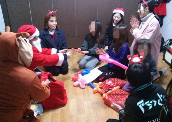 산타 일행이 엄마와 살고 있는 세 자매에게 성탄 선물을 전달하고 있다.