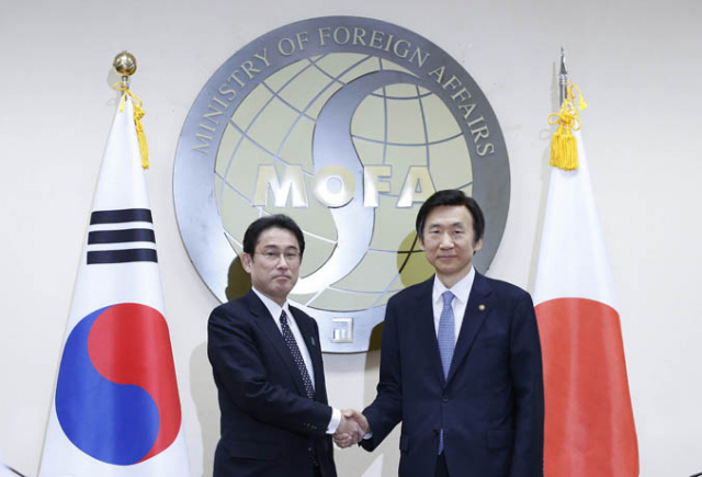 윤병세 외교장관(오른쪽)과 일본 기시다 후미오 외무상이 28일 서울 종로구 도렴동 외교부에서 열린 일본군 위안부 문제 해결을 위한 한일 외교장관 회담에서 악수하고 있다. 연합뉴스
