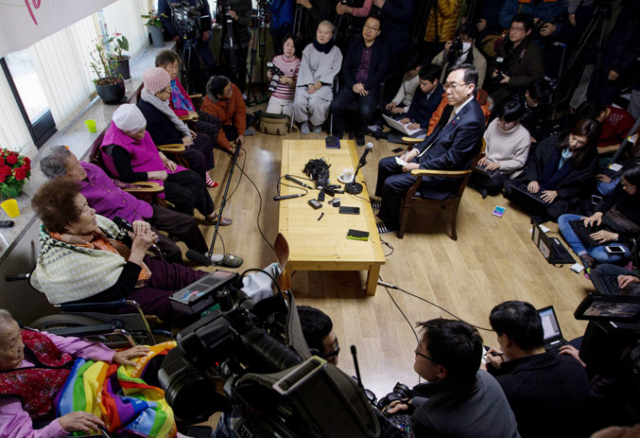 조태열 외교부 2차관이 29일 오후 경기도 광주시 일본군 위안부 피해자 쉼터 나눔의 집을 방문해 한일 위안부 문제 협상 내용을 설명하고 있다. 연합뉴스