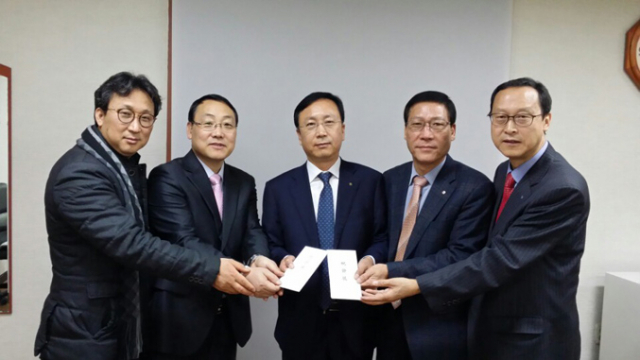 구미시민들이 십시일반 힘을 합쳐 기업사랑 감사음악회를 열었다. 오른쪽부터 김종배 전 구미상의 사무국장