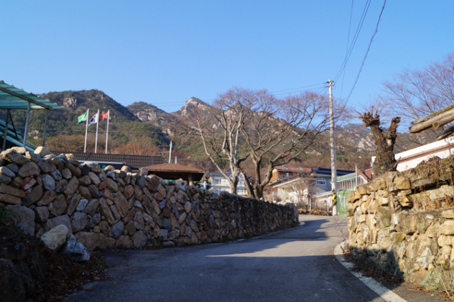 성주군은 팔만대장경 이운 순례길인 수륜면 중기마을에 전통 돌담길을 만들어 놓았다.