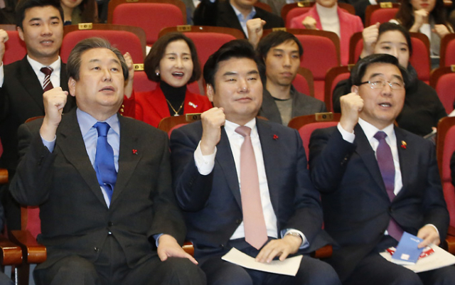 새누리당 김무성 대표(왼쪽부터), 원유철 원내대표, 이기권 고용노동부장관이 29일 국회 의원회관에서 열린 