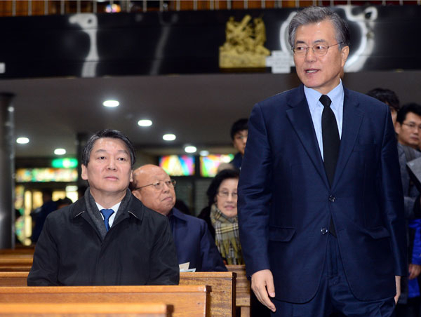 한때 동지였던 더불어민주당 문재인(오른쪽) 대표와 무소속 안철수 의원이 30일 오전 서울 도봉구 창동성당에서 열린 고(故) 김근태 전 민주통합당 상임고문 4주기 추모미사에 참석하고 있다. 연합뉴스
