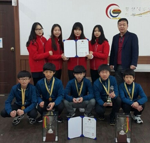 2015 경북도지사배 전국컬링대회 남녀 중등부에서 동반 우승한 의성중과 의성여중 선수단이 시상식 뒤 포즈를 취했다. 경북컬링협회 제공