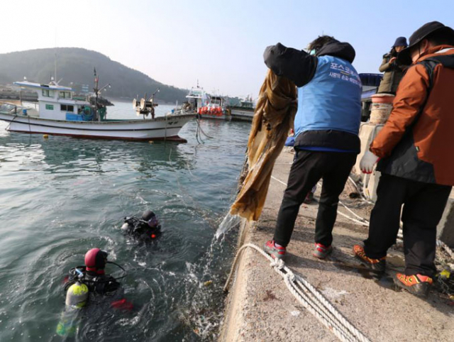포항제철소 클린오션봉사단이 12월 26일 포항 동해면 흥환1리를 찾아 수중환경 정리활동을 펼치고 있다. 포항제철소 제공