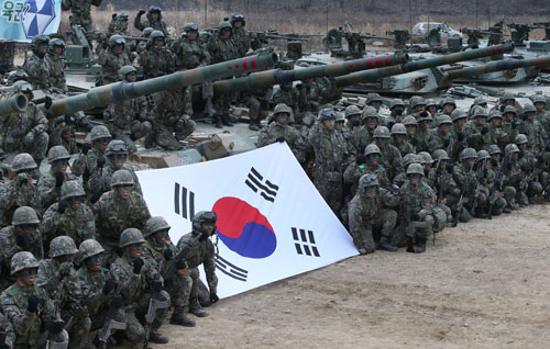 새해를 맞아 경기도 연천군 다락대 훈련장에서 열린 기계화부대 실사격 훈련에서 육군 6군단 예하 5기갑여단 장병이 실사격 훈련을 마친 뒤 구호를 외치며 결의를 다지고 있다. 2016.1.2/연합뉴스