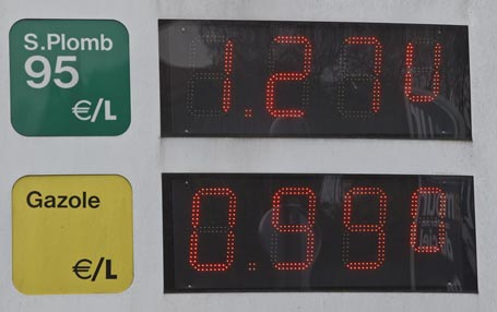 지난달 31일(현지시간) 서부텍사스산 원유(WTI)의 내년 2월 인도분 가격은 배럴당 37.04달러로 1년 전과 비교해 30.5% 낮았다.AP/연합뉴스