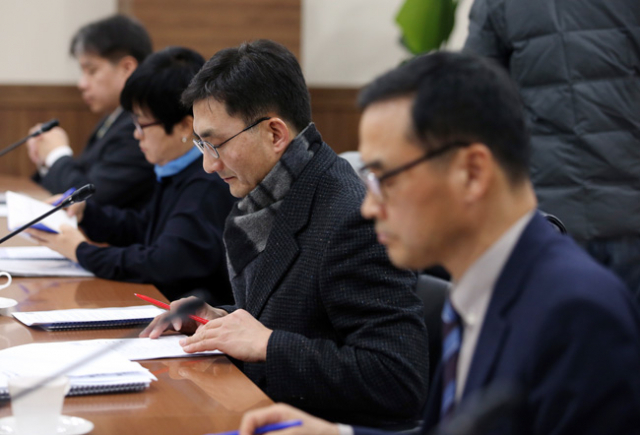 2일 오후 서울 관악구 중앙선관위 관악청사 내 사무실에서 열린 국회의원선거구획정위원회 전체회의에서 위원들이 회의 준비를 하고 있다.연합뉴스