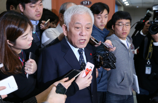 탈당을 선언한 더불어민주당 김한길 전 공동대표가 3일 오전 국회 정론관 앞에서 기자들의 질문에 답하고 있다.연합뉴스