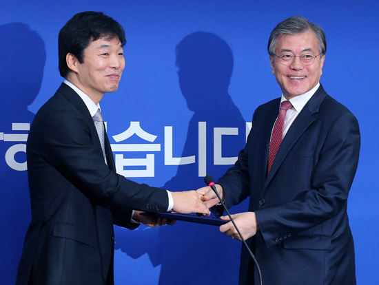 벤처기업인 김병관(왼쪽) 웹젠 이사회 의장이 3일 오후 국회 당대표 회의실에서 열린 더불어민주당 입당식에서 문재인 대표에게 입당서를 제출하고 있다. 연합뉴스