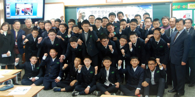 대구 성광중학교가 최근 일본 히로시마현 이노구치묘진소학교의 역사 교사인 사타가네 가즈노리 씨를 초청, 2학년 4반 학생들을 대상으로 한일 교사 상호 방문 수업 프로그램을 진행했다. 성광중 제공