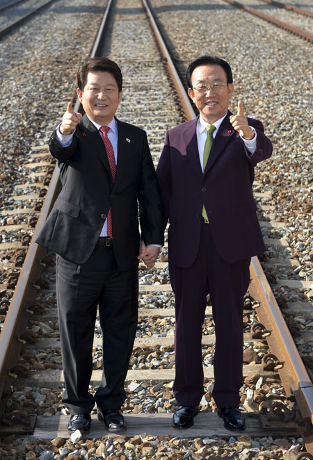 권영진(왼쪽) 대구시장과 김관용 경북도지사가 대구경북의 상생 협력을 다짐하며 손을 맞잡은 채로 손가락 하나를 높이 들어 대구경북이 하나임을 상징적으로 나타내고 있다. 우태욱 기자 woo@msnet.co.kr