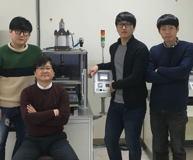 사진 왼쪽부터 박사과정 박준용 씨, 김태오 교수, 석사과정 김성범·이민준 씨