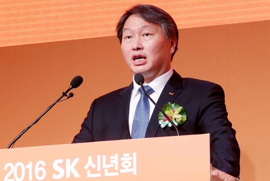 최태원 SK그룹 회장이 4일 오전 서울 광장동 워커힐호텔에서 열린 그룹 신년회에 참석해 발언하고 있다. 연합뉴스