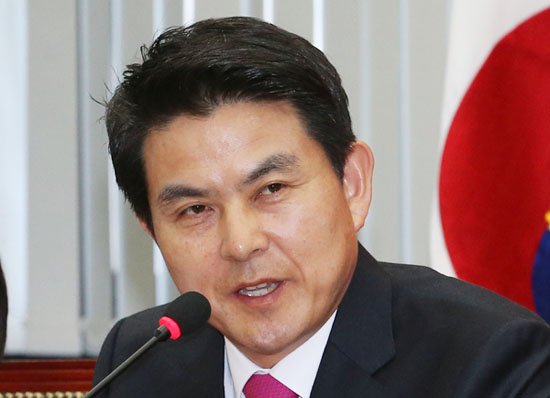 새누리당 김태호 최고위원이 4일 오전 국회에서 열린 최고위원회의에서 