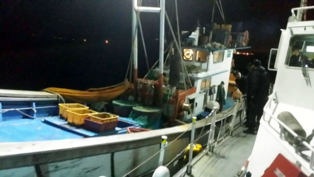 인천해양경비안전서는 4일 오후 5시께 인천시 중구 영종도 왕산해수욕장 남서방 4㎞ 해상에서 조업하던 7.93t급 낭장망 어선 A호가 선장과 선원 등 3명이 모두 사라진 채 빈 배로 발견돼 수색에 나섰다고 밝혔다. 사진은 해경이 발견한 A호 모습. < 인천해양경비안전서 제공 
