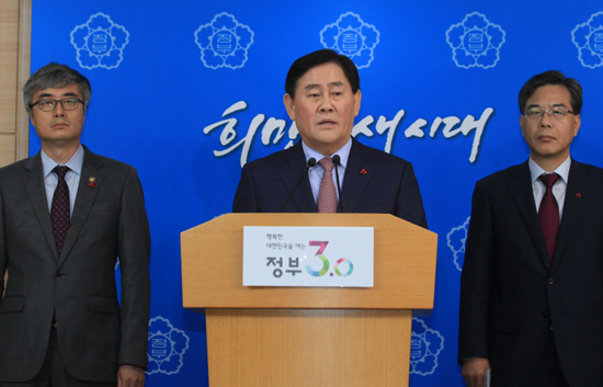 최경환 부총리겸 기획재정부 장관이 5일 오후 서울 세종로 서울청사에서 누리과정 긴급 관계부처 합동 브리핑 중 담화문을 발표하고 있다. 연합뉴스