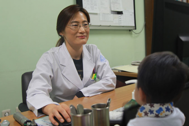단순한 열성경련은 10분 이내에 그치고 별다른 후유증을 남기지 않는다. 진료 중인 이계향 대구가톨릭대병원 소아청소년과 교수.