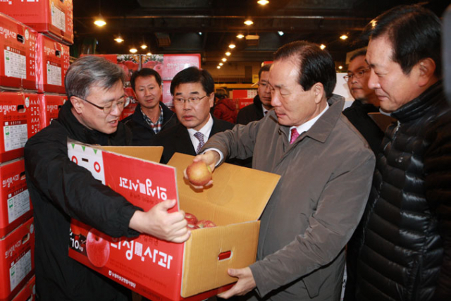 김주수 의성군수는 12월 29일 서울 가락시장을 방문, 중도매인들에게 