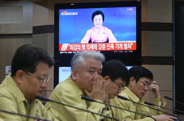 북한이 첫 수소탄 실험에 성공했다고 발표한 6일 오후 서울 도렴동 외교부에서 임성남 제1차관 주재로 긴급대책회의가 열리고 있다. 연합뉴스