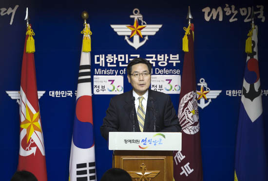 북한이 수소탄 핵실험을 실시했다고 밝힌 6일 오후 서울 용산구 국방부 청사에서 김민석 대변인이 브리핑을 하고 있다.연합뉴스