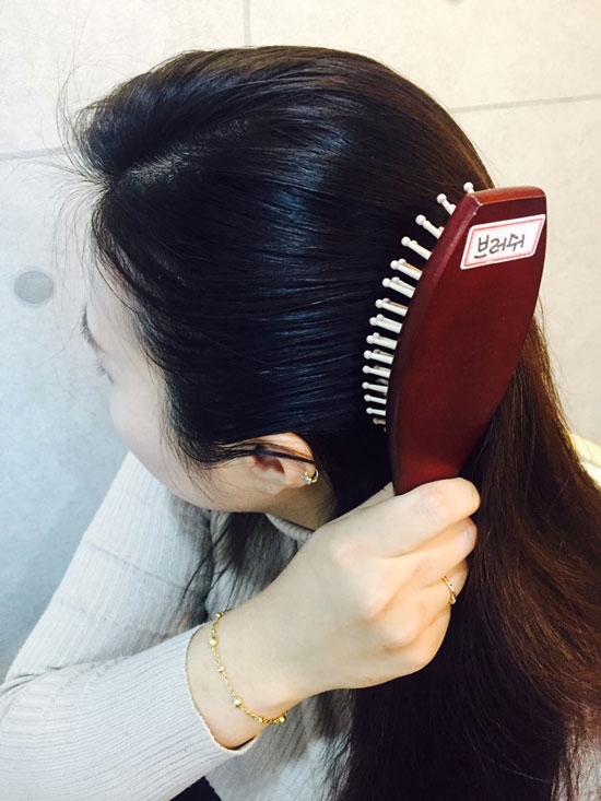 겨울철에는 다른 계절보다 많은 탈모가 생겨 고민하는 이들이 많다. 자신의 두피 상태를 정확히 체크하고, 그에 맞는 탈모 관리를 해야 한다. 수203 뷰티서비스 제공
