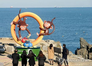 울산광역시 간절곶에서는 붉은 원숭이해를 맞아 바닷가 입구에 원숭이 모형을 제작해 관광객들을 반기고 있다. 울산시 제공