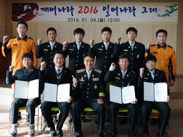 안동소방서(서장 김규수)는 4일 지난해 소중한 생명을 살린 소방대원과 시민 등 11명에게 하트세이버 배지와 인증서를 전달했다. 안동소방서 제공